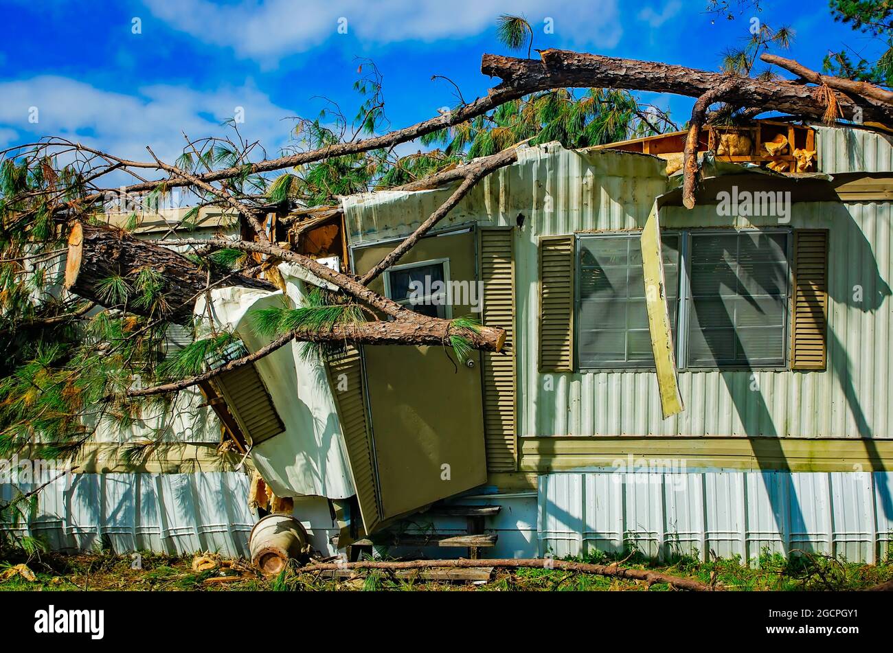 Des arbres sont éparpillés autour du parc de la maison mobile de Twin Oaks après l'ouragan Michael, le 18 octobre 2018, à Marianna, en Floride. Banque D'Images