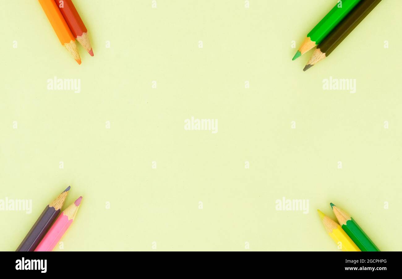 Photographie d'arrière-plan avec crayon couleur. Crayon multicolore pointant vers les arrière-plans de l'image. Copier l'espace Banque D'Images
