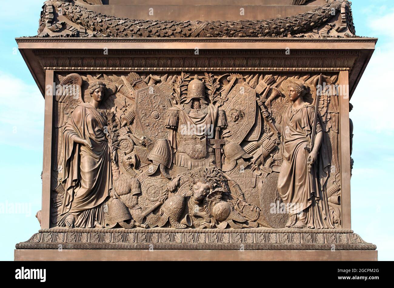Bas-relief en bronze avec ornements d'armure en bronze, ainsi que des images allégoriques du vainqueur des armes russes Banque D'Images
