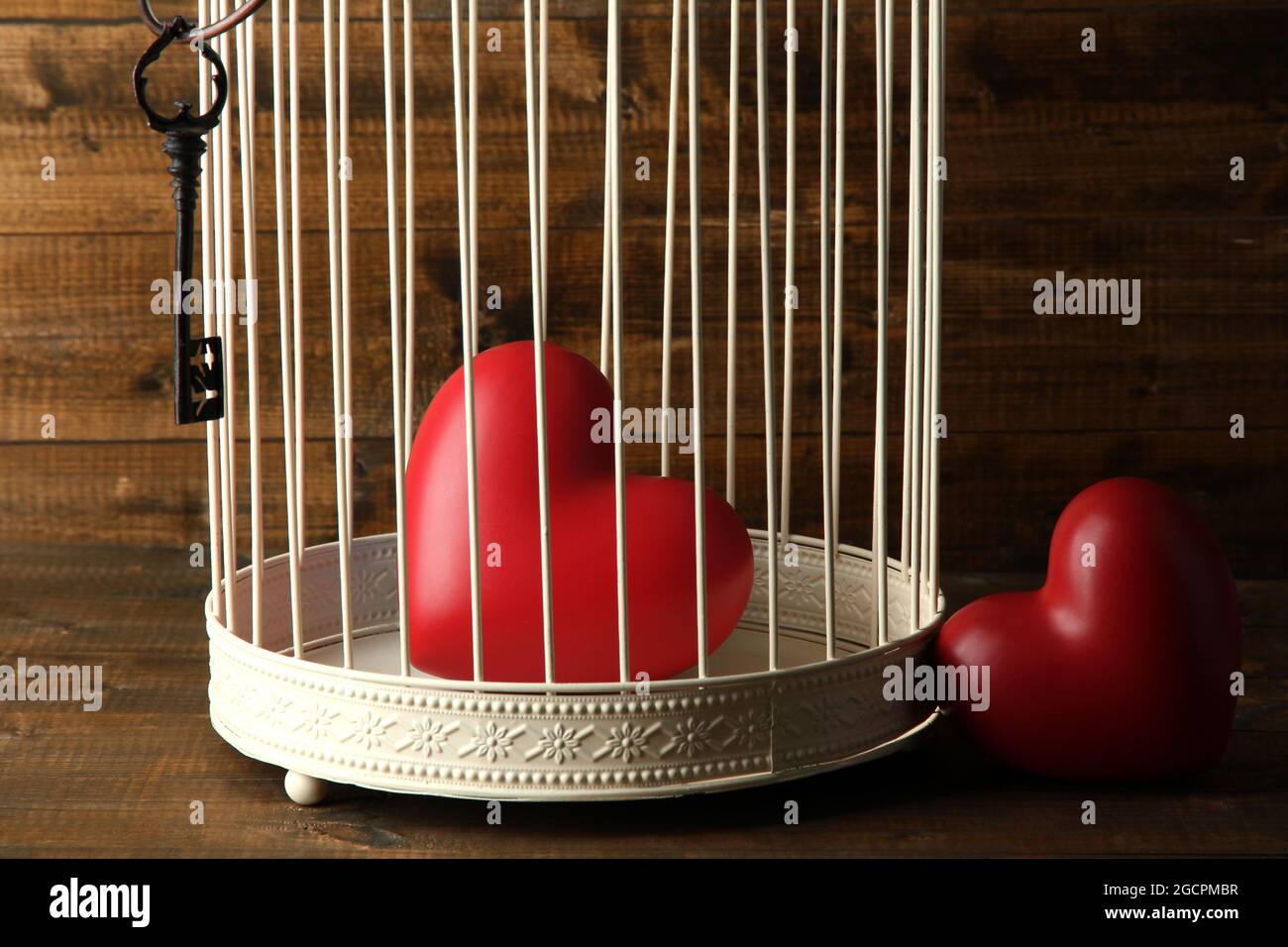 Coeur en cage décorative sur fond de bois Photo Stock - Alamy