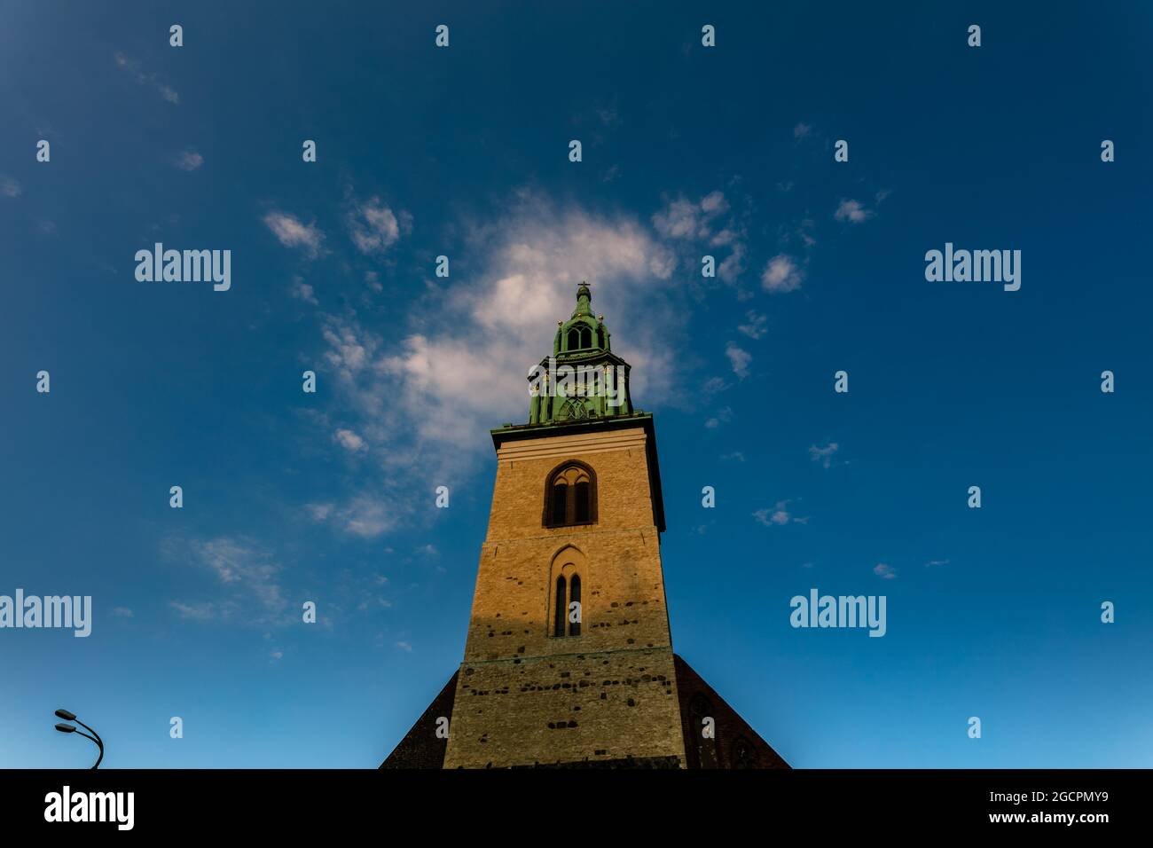 Église Saint-Marien à la ville de Berlin, capitale de l'Allemagne. Fernsehturm und St. Marienkirche à Berlin avant le coucher du soleil. Le sommet de la tour se dessine Banque D'Images