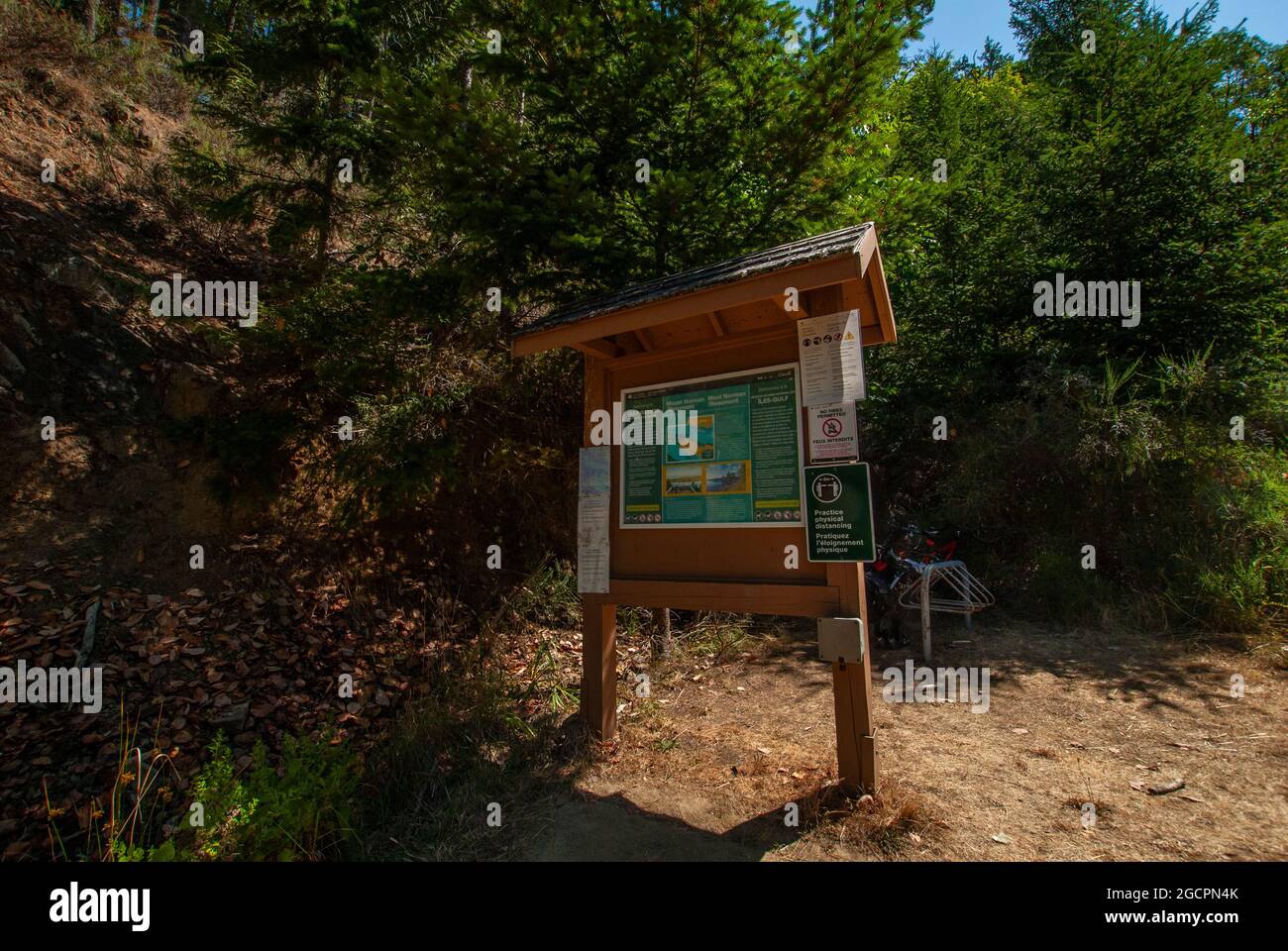 Kiosque d'information au début du Mt. Norman Trail, South Pender Island, Colombie-Britannique, Canada Banque D'Images