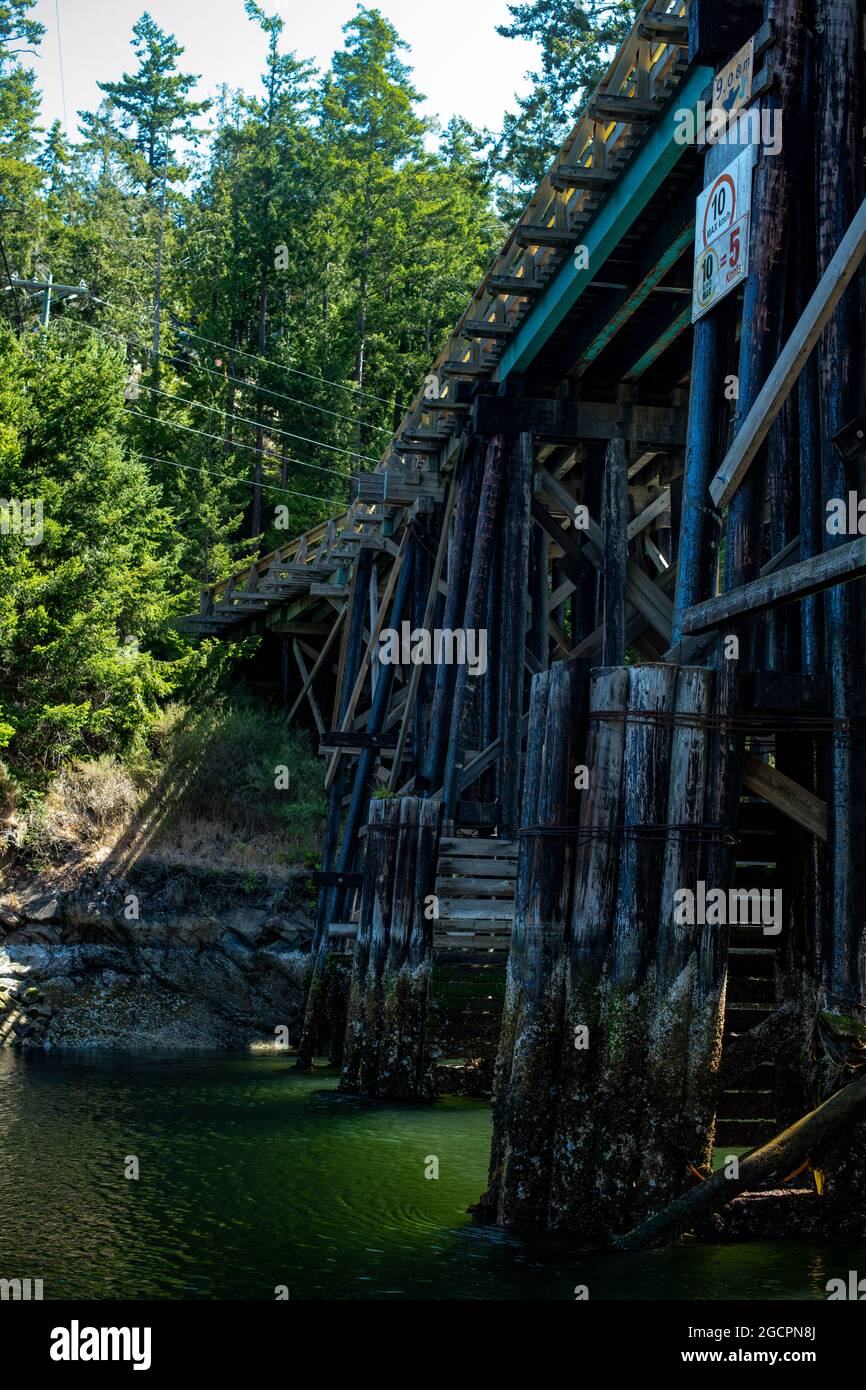 Pont à voie unique entre les îles Pender Nord et Sud, Colombie-Britannique, Canada Banque D'Images