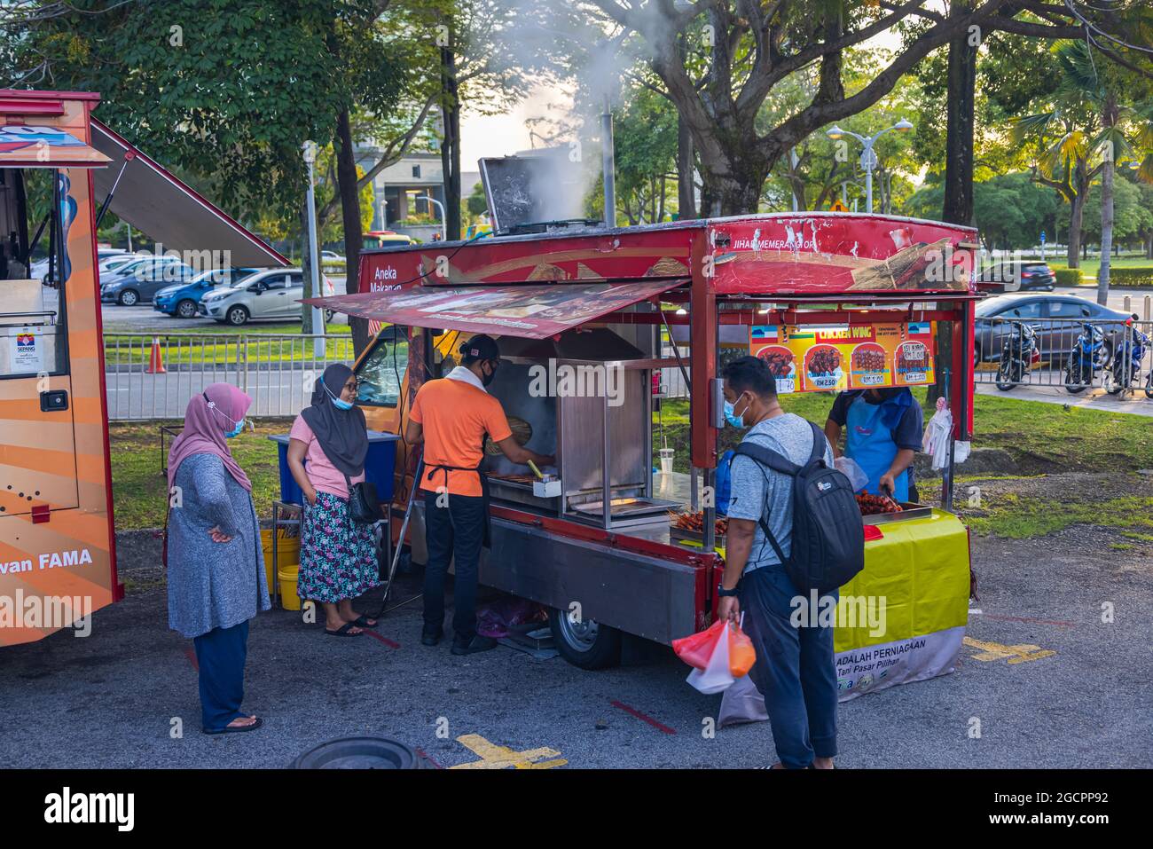 Kuala Lumpur, Malaisie - 16 octobre 2020 : les gens font la queue pour un stand de nourriture de rue dans un marché de rue. La cuisine de rue est très populaire en Malaisie. Dû à Banque D'Images