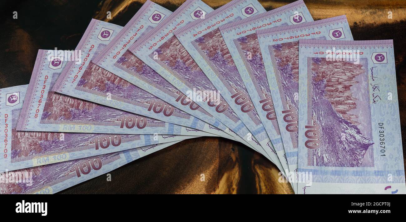 Panorama de cent Ringgit Malaisie. Capture macro détaillée du tout nouveau RM 100 avec numéro séquentiel. Photographie macro depuis l'arrière de Banque D'Images
