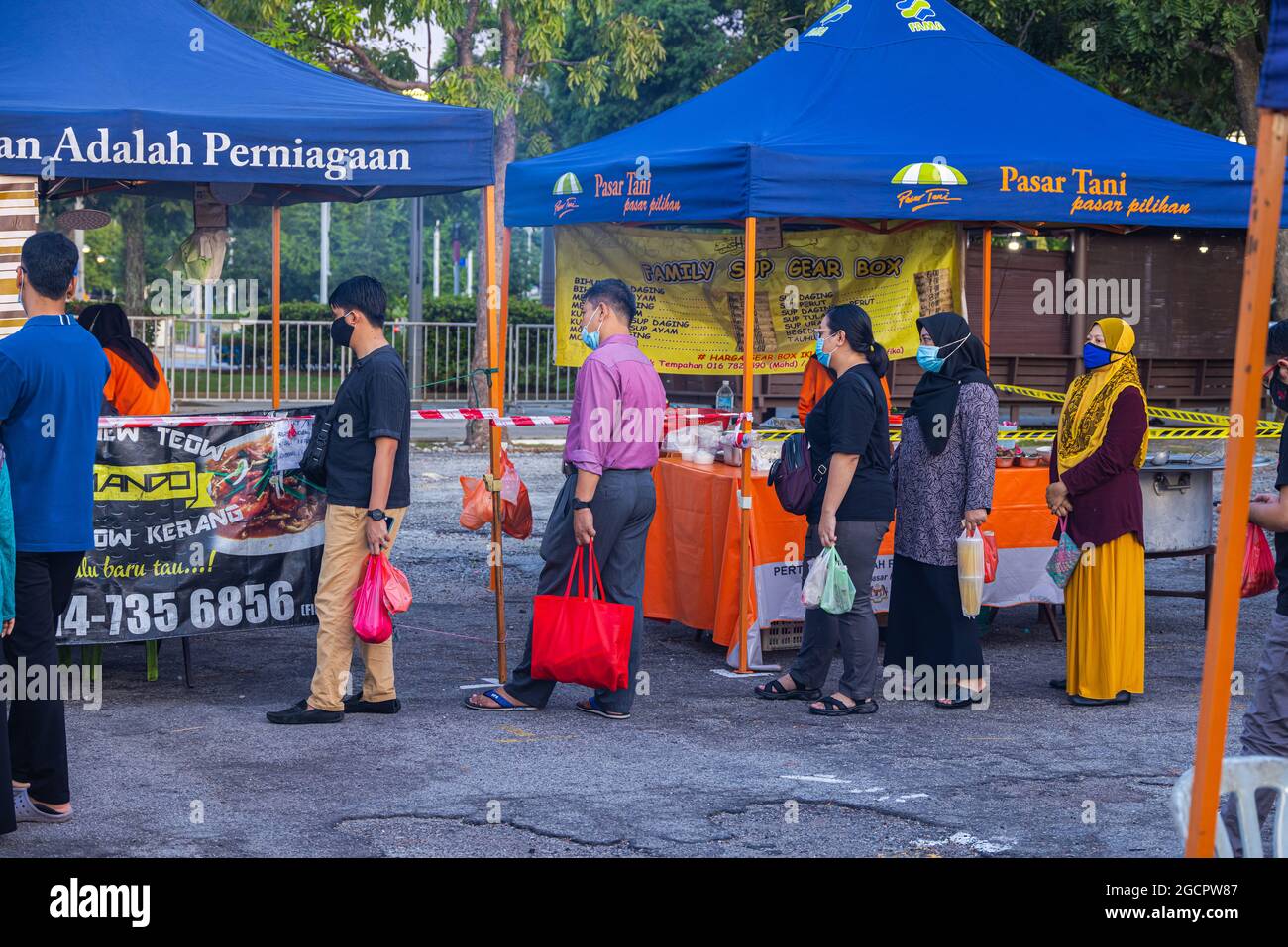 Kuala Lumpur, Malaisie - 16 octobre 2020 : les gens font la queue pour un stand de nourriture de rue dans un marché de rue. La cuisine de rue est très populaire en Malaisie. Dû à Banque D'Images