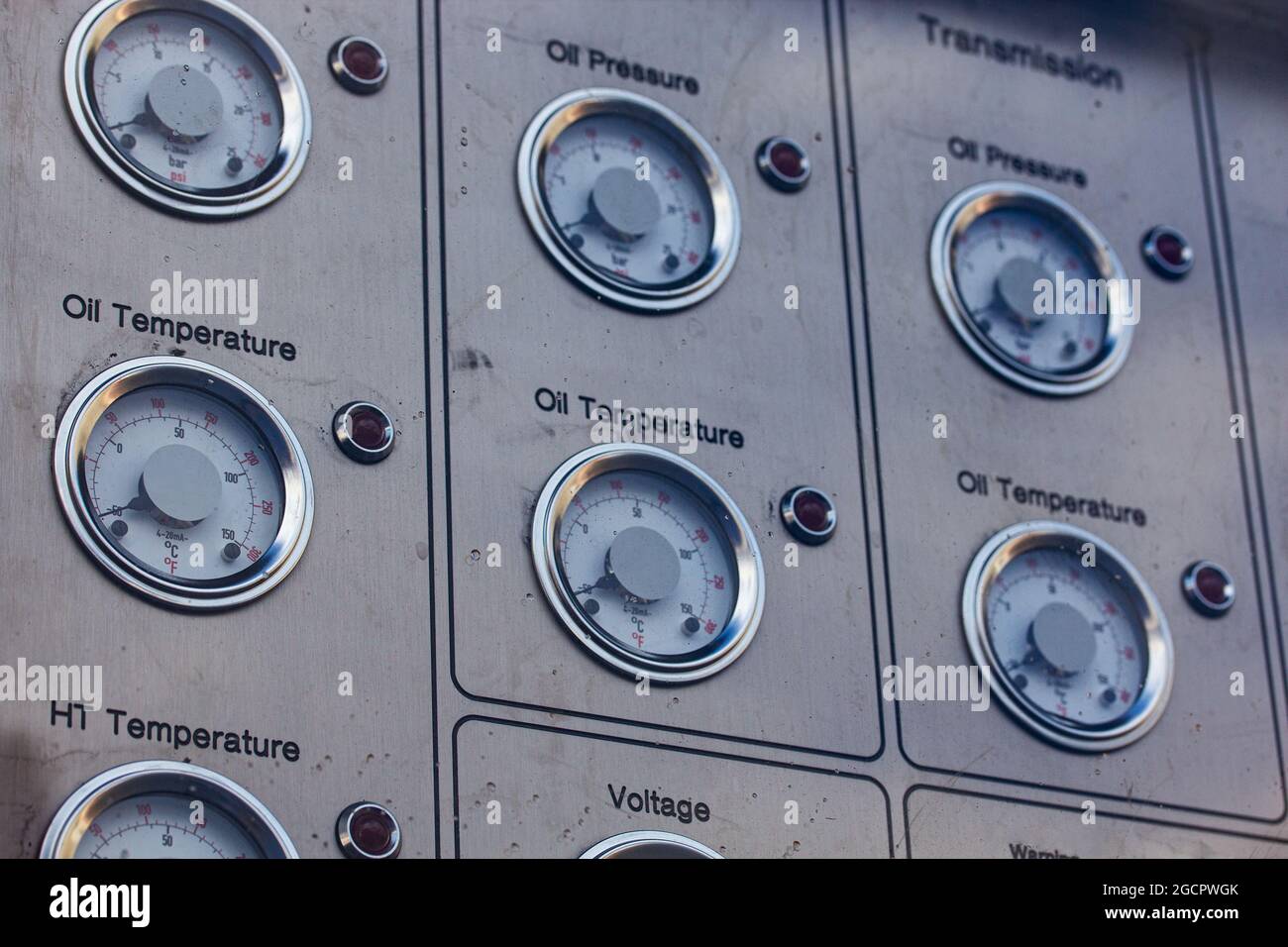 Jauges analogiques sur le panneau de commande extérieur. Mise au point sélective. Banque D'Images