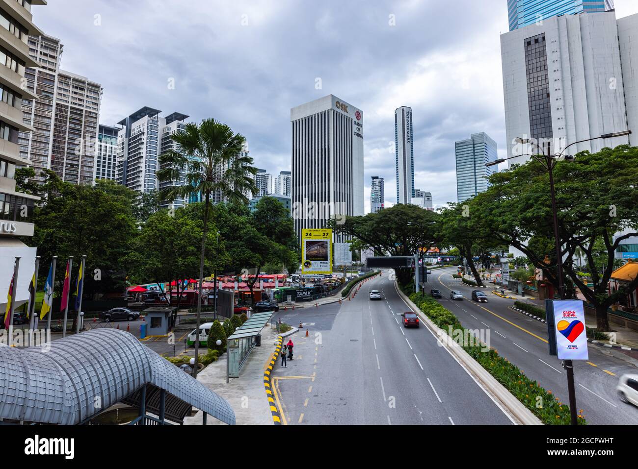 Kuala Lumpur, Malaisie - 09 janvier 2021 : vue sur la rue dans le centre-ville de Kuala Lumpur. Les rues animées jusqu'au bâtiment de la Banque de Chine et à la tour Intermark Banque D'Images
