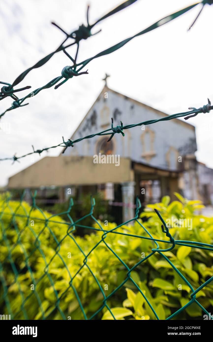 Kuala Lumpur, Malaisie - 24 décembre 2020 : la ruine d'une église derrière un barbelé. Le bâtiment délabré est sur le point de s’effondrer. La comm. chrétienne Banque D'Images