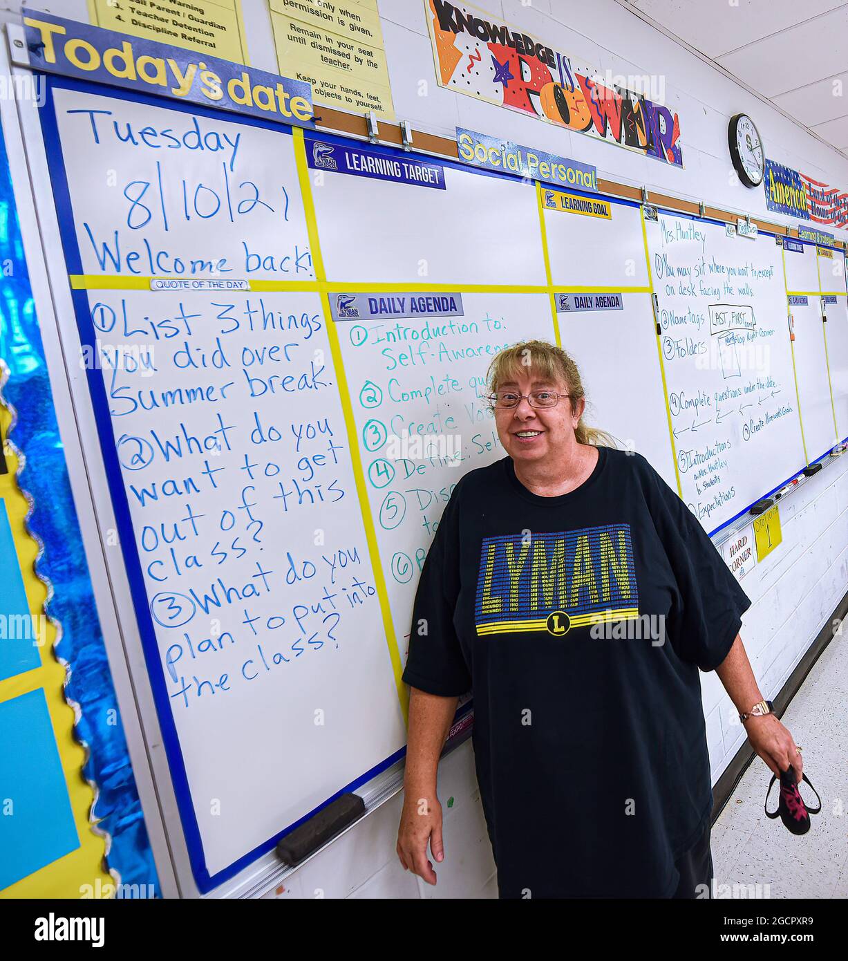 Longwood, États-Unis. 09e août 2021. Darlene Huntley, enseignante, pose dans sa salle de classe à l'école secondaire Lyman de Longwood la veille du début des cours pour l'année scolaire 2021-22. Les écoles publiques du comté de Seminole en Floride ont mis en œuvre un mandat de couverture/masque pour les élèves pendant 30 jours, à moins qu'un parent ne décide de se retirer de l'exigence. (Photo de Paul Hennessy/SOPA Images/Sipa USA) crédit: SIPA USA/Alay Live News Banque D'Images