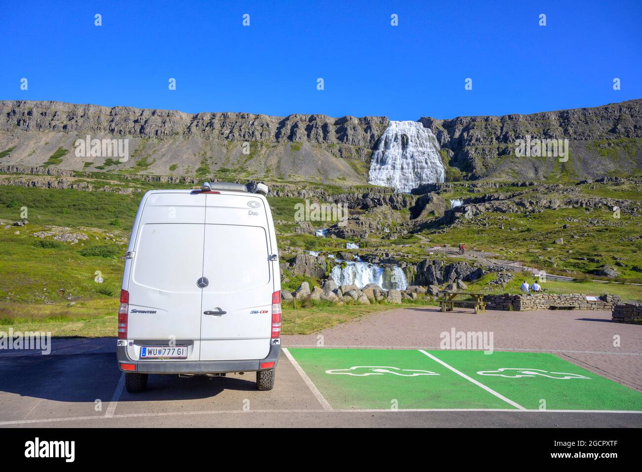 Camping bus à côté des places de parking réservées aux e-cars, Dynjandi, Vestfiroir, Islande Banque D'Images