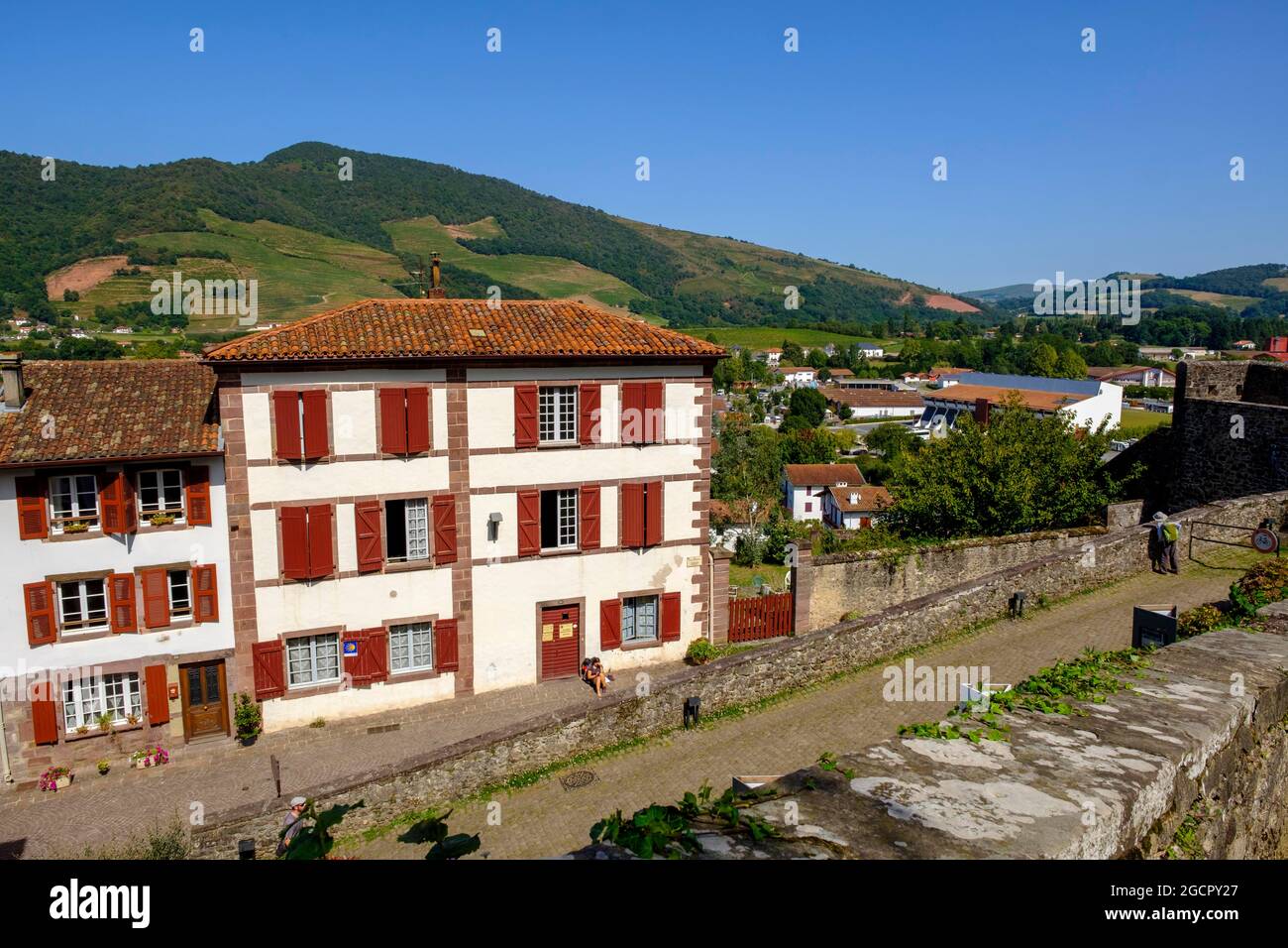 Rue de la Citadelle, Saint-Jean-pied-de-Port, chemin de Saint James, via Podiensis, Camino Frances, Pyrénées, département Pyrénées-Atlantiques. Banque D'Images