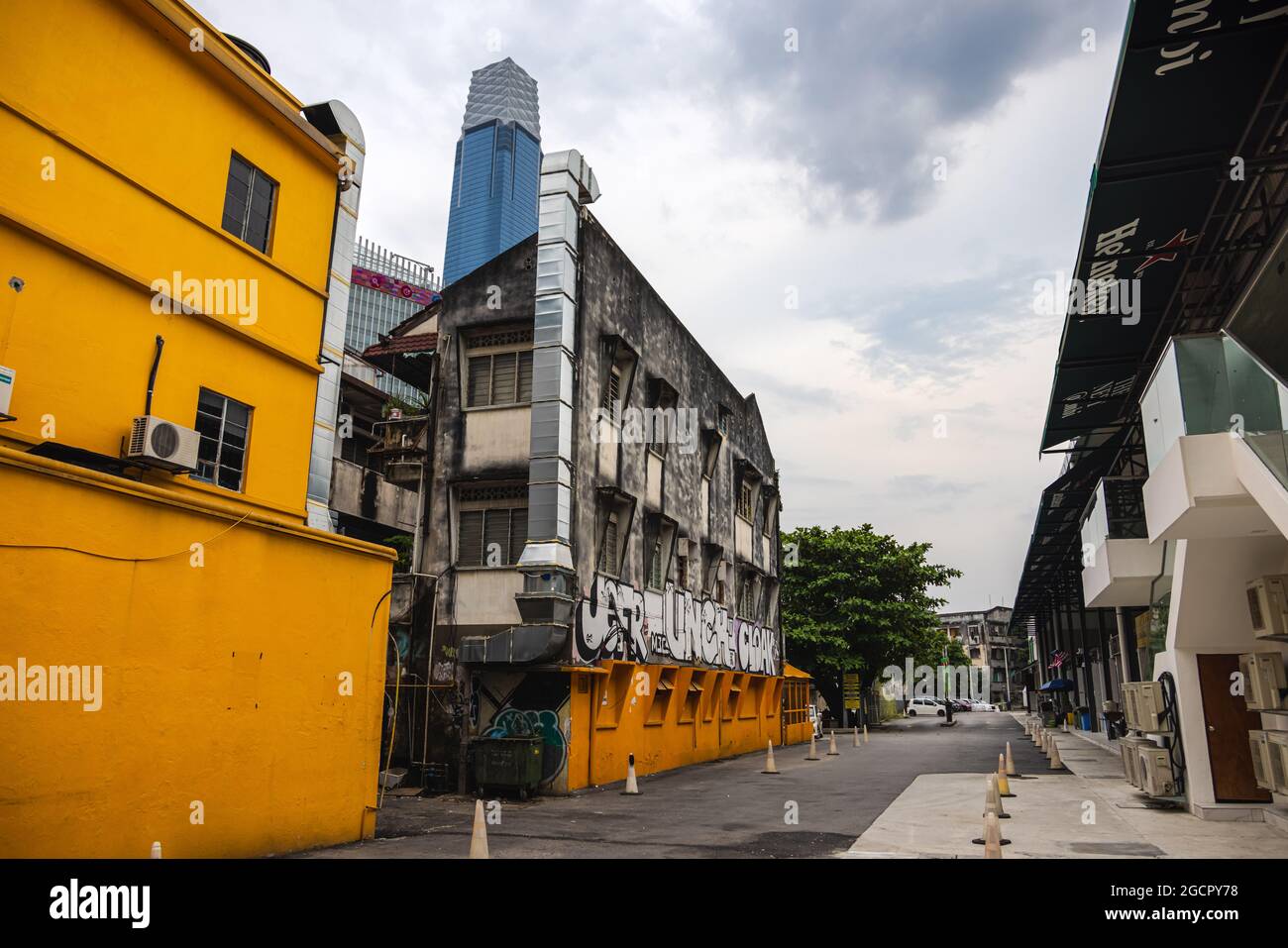 Kuala Lumpur, Malaisie - 04 octobre 2020 : ancienne maison avec graffiti sur les routes arrière de Kuala Lumpur. En arrière-plan le nouveau point de repère de la Malaisie, Banque D'Images