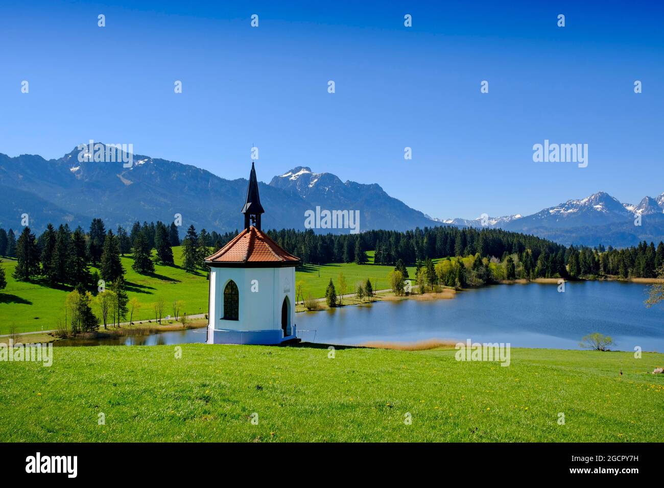 Chapelle à l'étang Hgratsried, de Hgratsried, en face des montagnes Allgaeu, Allgaeu est, Pfaffenwinkel, haute-Bavière, Bavière, Allemagne Banque D'Images