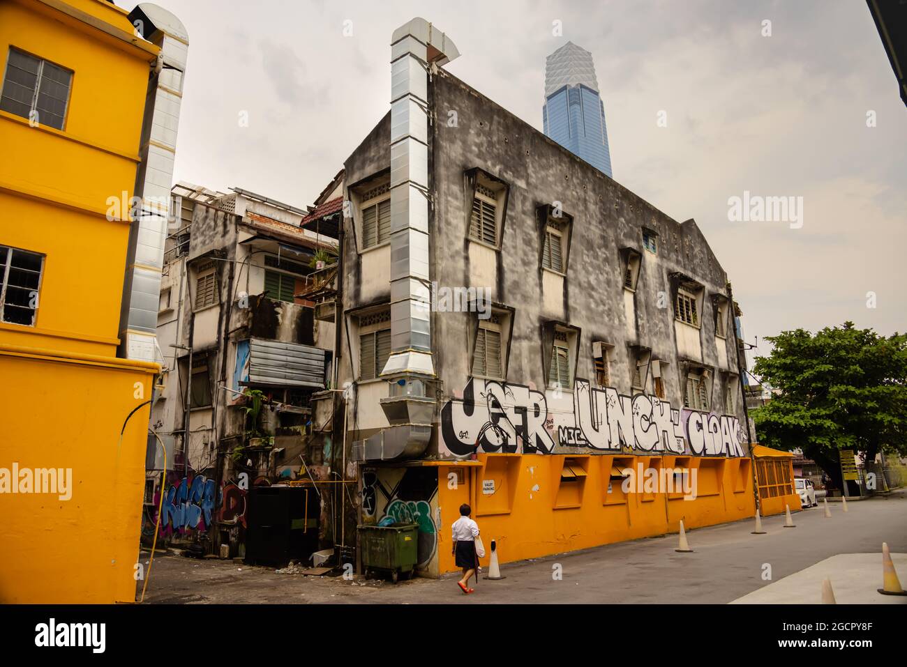Kuala Lumpur, Malaisie - 04 octobre 2020 : ancienne maison avec graffiti sur les routes arrière de Kuala Lumpur. En arrière-plan le nouveau point de repère de la Malaisie, Banque D'Images