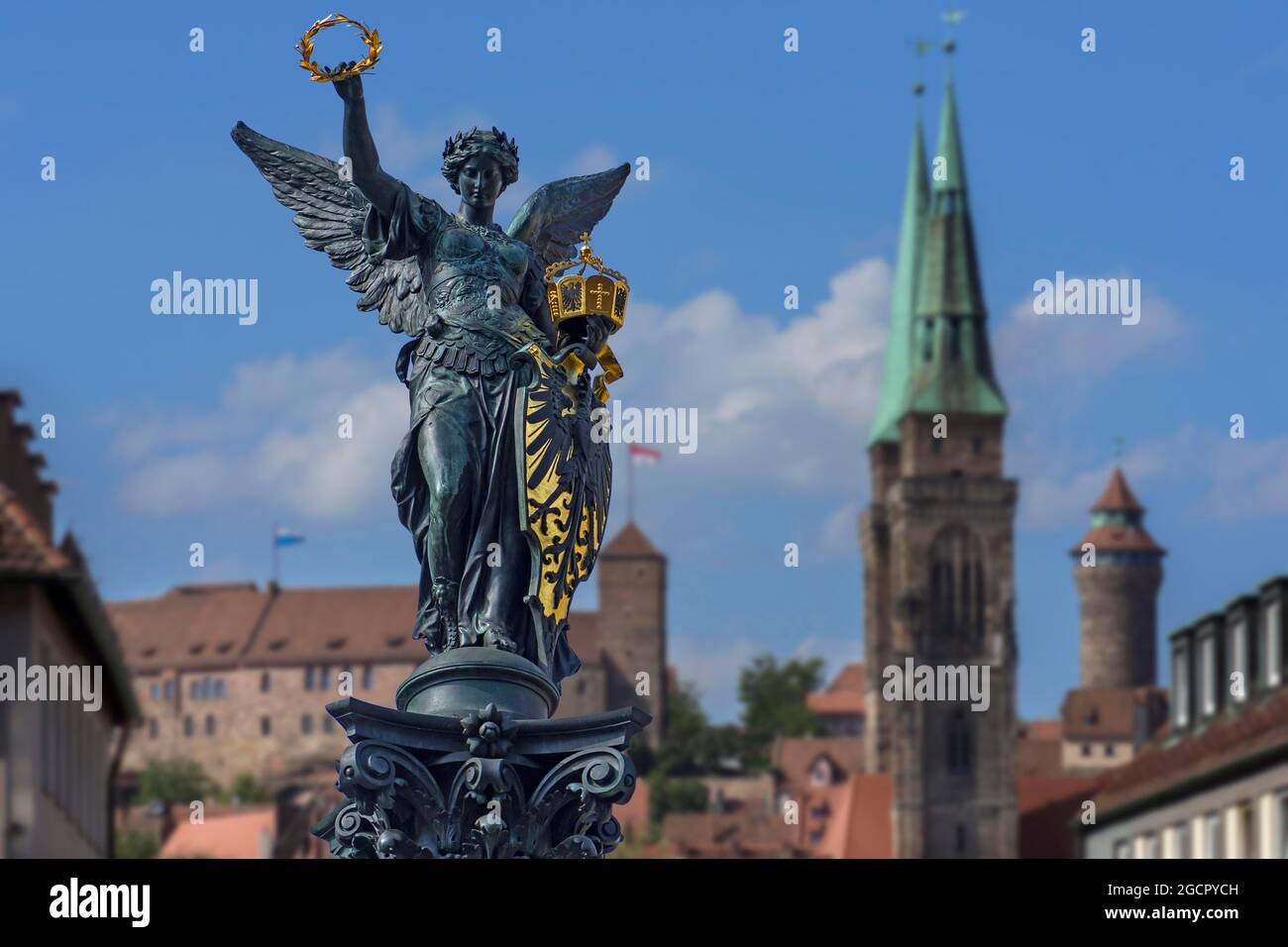 Figure de Victoria sur un mémorial de guerre, Kaiserburg et église Saint-Sebaldus en arrière-plan, Nuremberg, moyenne-Franconie, Bavière, Allemagne Banque D'Images