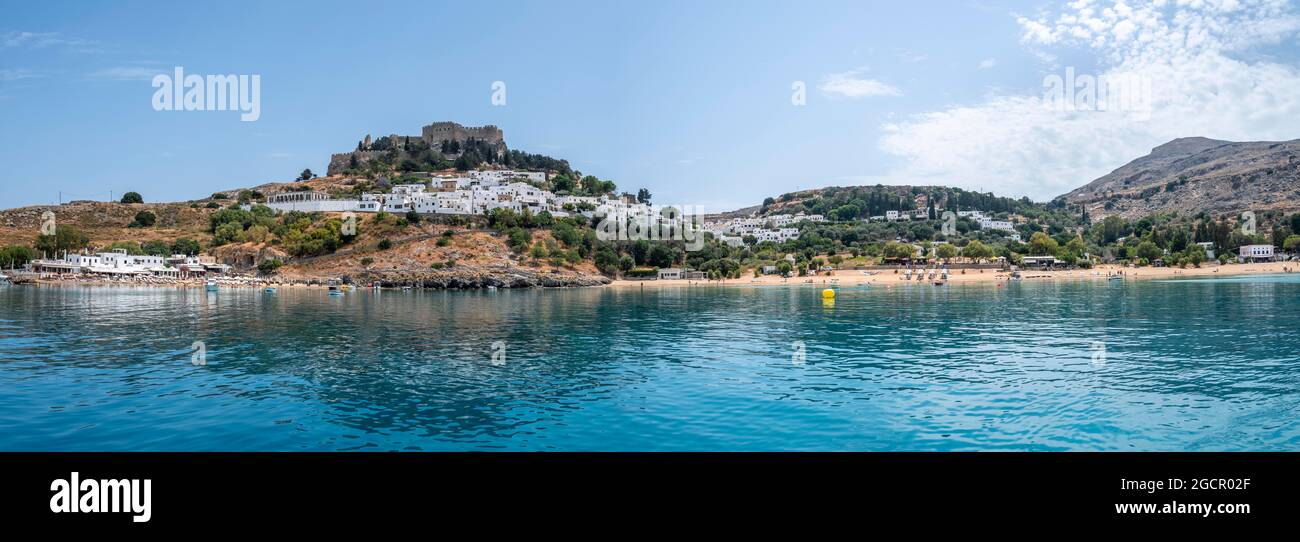 Lindos avec village et Acropole de Lindos, Baie de Lindos avec eau turquoise, Rhodes, Dodécanèse, Grèce Banque D'Images Lindos avec village et Acropole de Lindos, Baie de Lindos avec eau turquoise, Rhodes, Dodécanèse, Grèce Banque D'Images