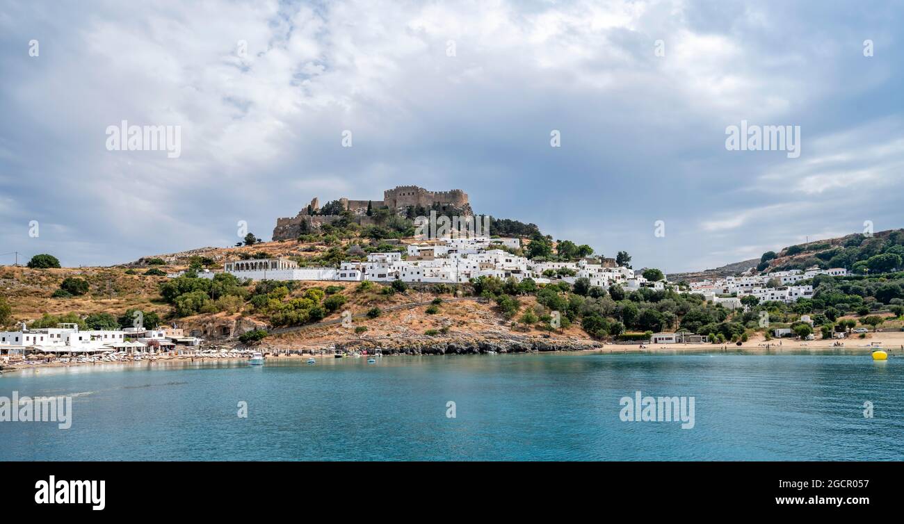 Lindos avec village et Acropole de Lindos, Baie de Lindos avec eau turquoise, Rhodes, Dodécanèse, Grèce Banque D'Images Lindos avec village et Acropole de Lindos, Baie de Lindos avec eau turquoise, Rhodes, Dodécanèse, Grèce Banque D'Images