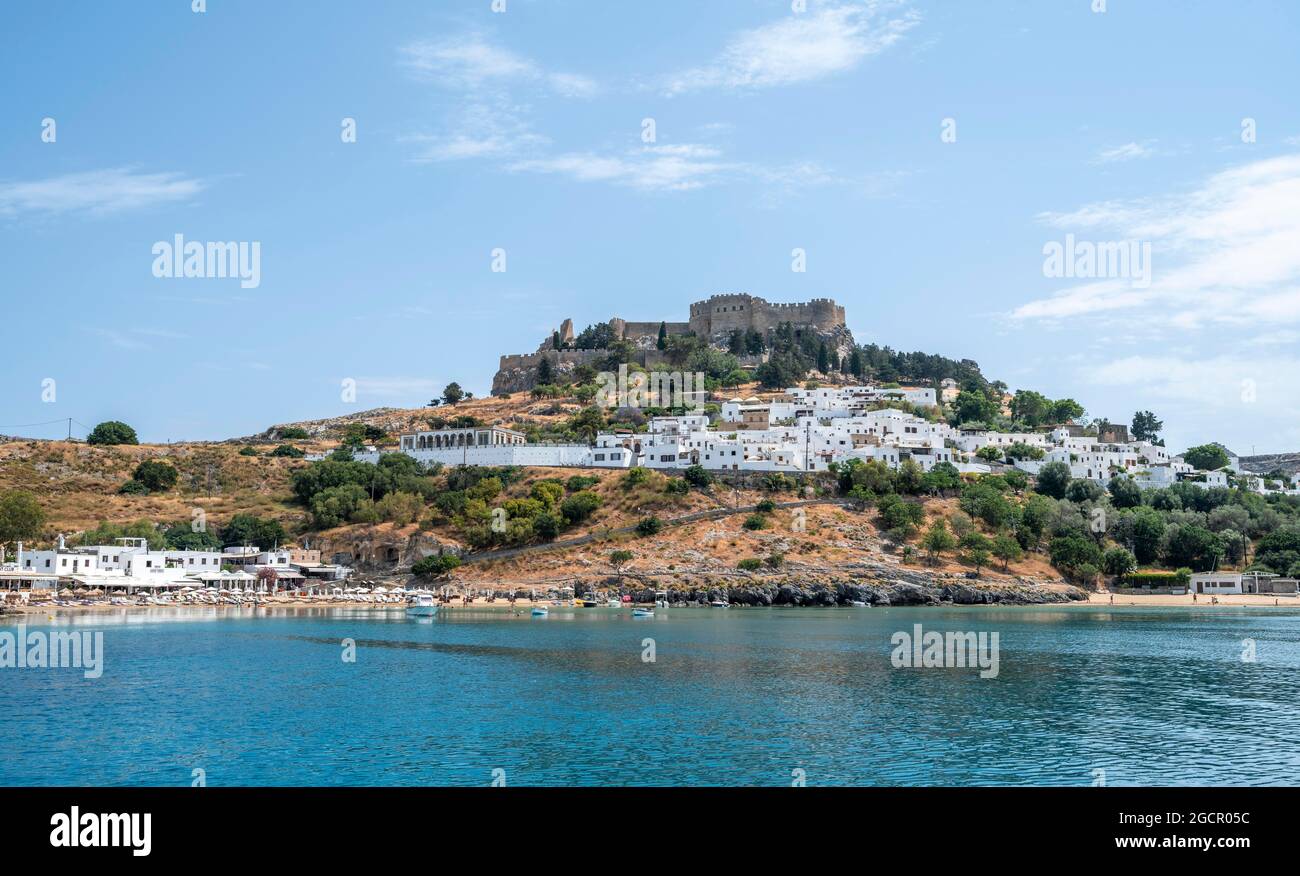 Lindos avec village et Acropole de Lindos, Baie de Lindos avec eau turquoise, Rhodes, Dodécanèse, Grèce Banque D'Images