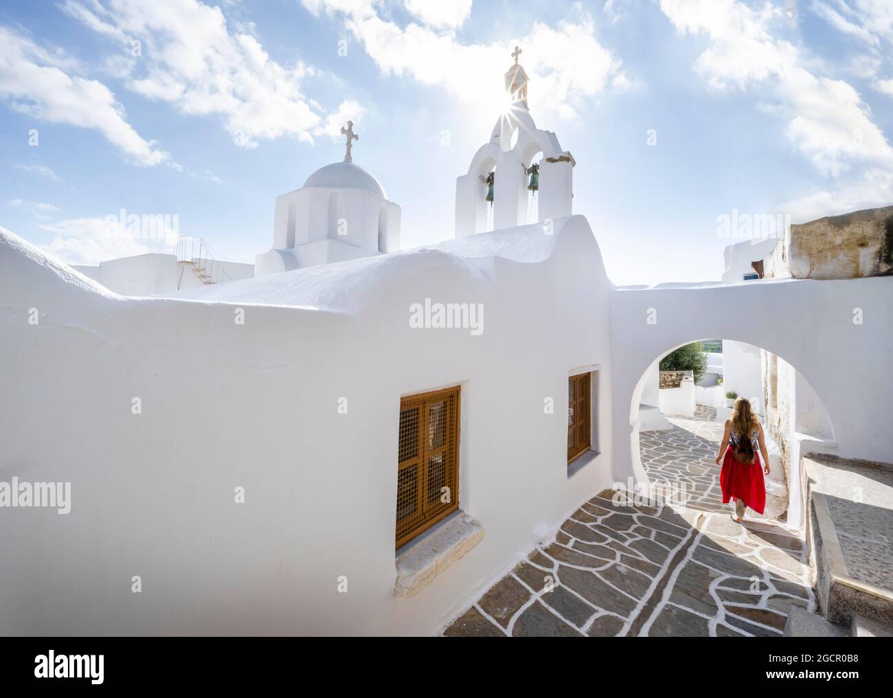 Jeune femme dans une église, Agia Anna, Eglise orthodoxe grecque, Marpissa, Paros, Cyclades, Grèce Banque D'Images