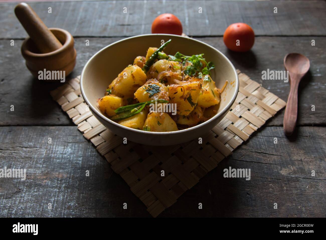 Plat indien aloo jeera ou saute de pommes de terre avec cumin et coriandre. L''Aloo jeera est servi avec du roti, du puri ou du chapati sous forme de collations ou de menu de repas. Banque D'Images