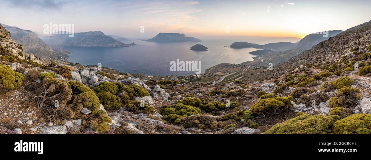 Panorama, vue sur Kalymnos avec les îles Kalavros et Telendos, ambiance nocturne, Dodécanèse, Grèce Banque D'Images