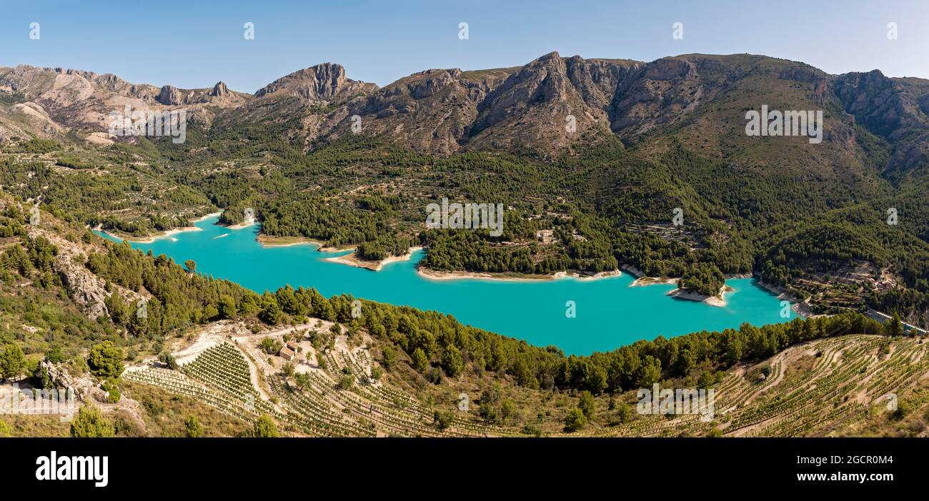 Vue panoramique sur le réservoir et la vallée de Guadalest depuis El Castell de Guadalest, Espagne Banque D'Images