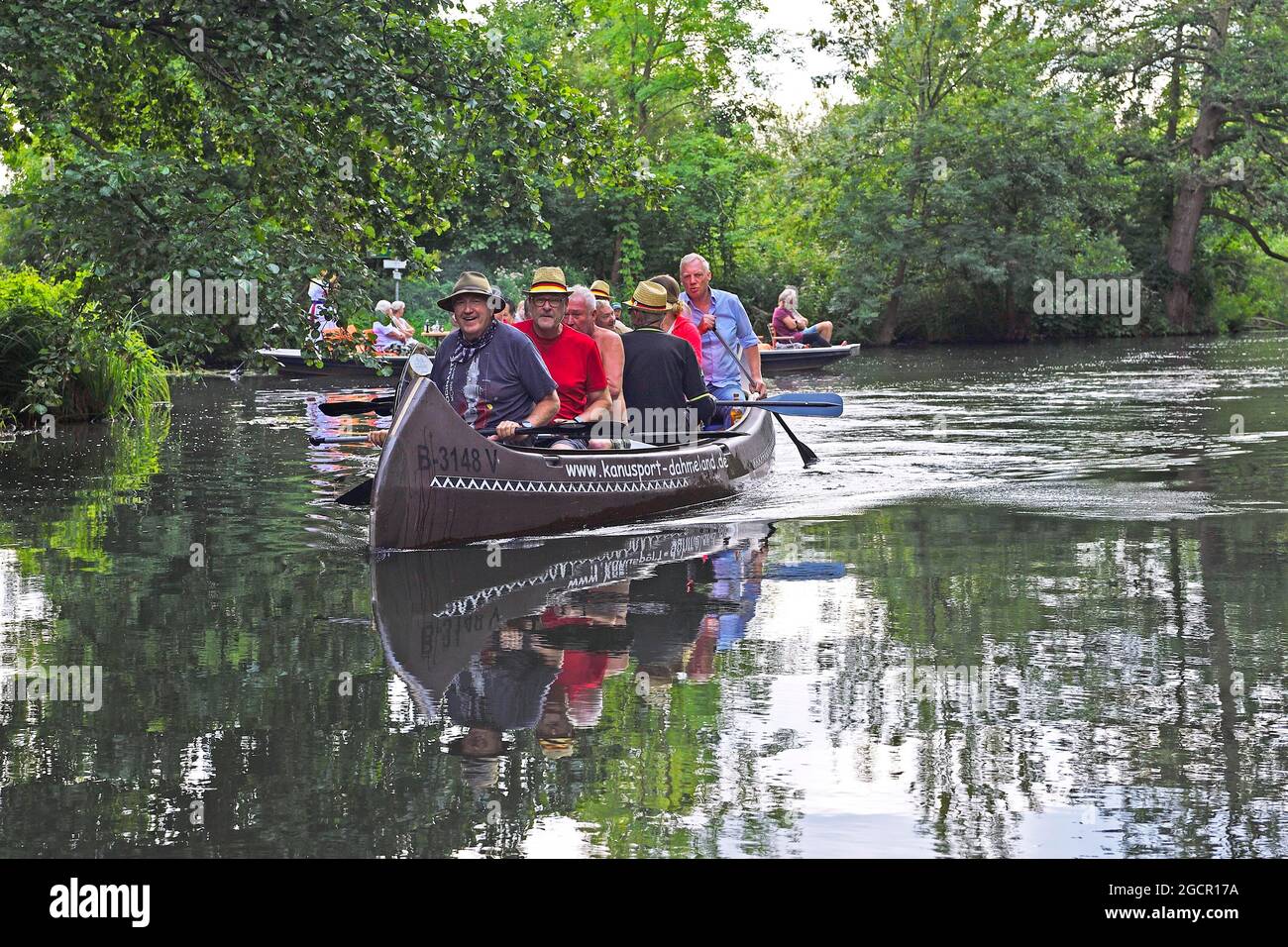 Touristes pagayant le long de la Spree, Spreewald près de Schlepzig, Brandebourg, Allemagne Banque D'Images