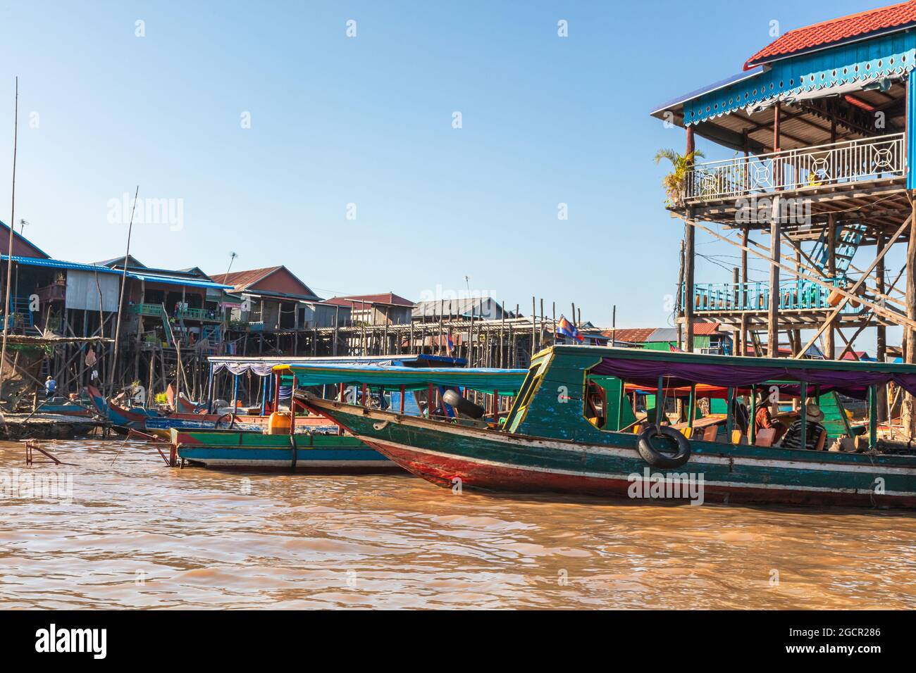Kampong Phluk Village flottant sur le lac Tonle SAP près de Siem Reap, Cambodge pendant le coucher du soleil. Les maisons de pilotis de la ville flottante. Lieux exotiques Sud EA Banque D'Images