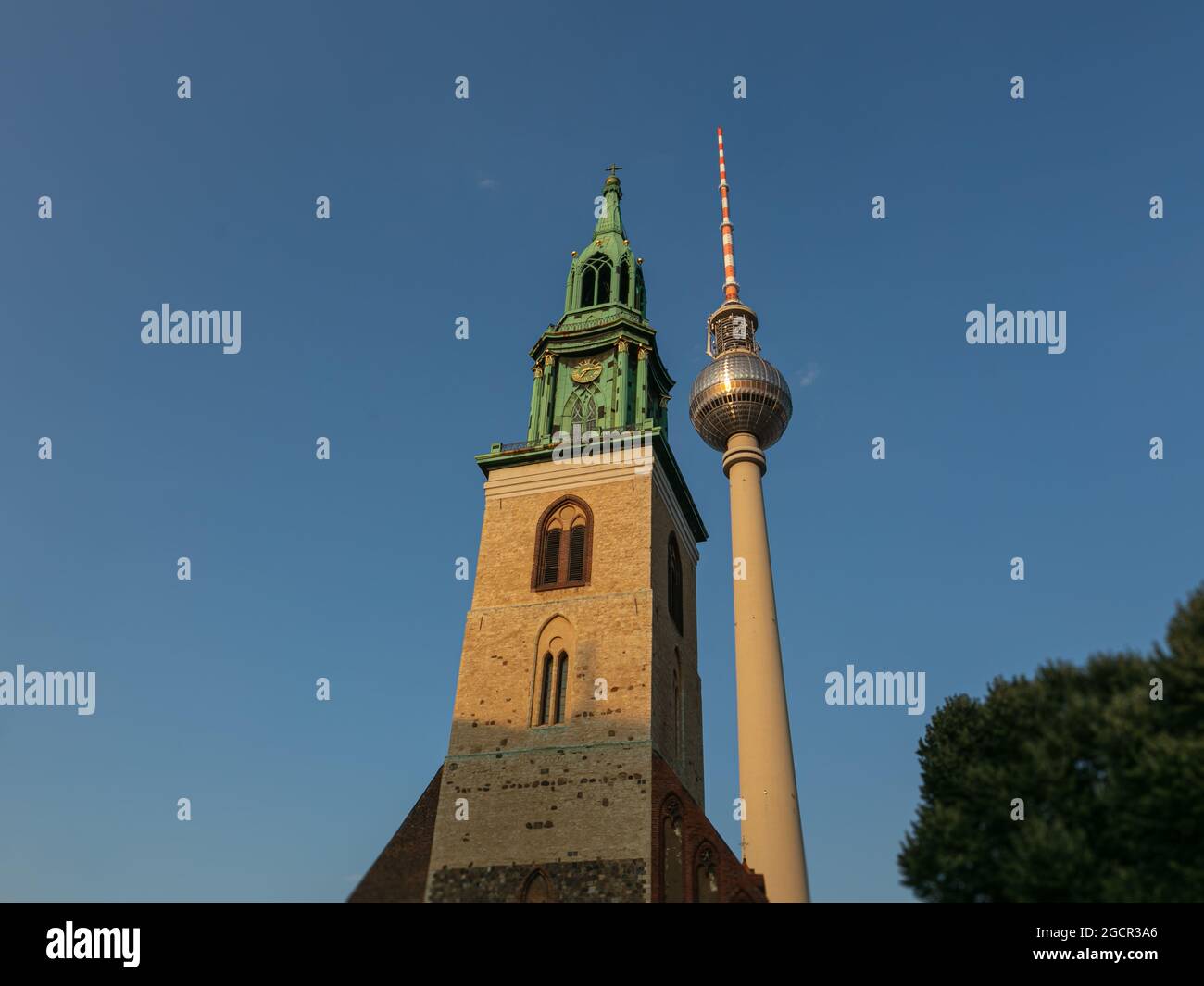 Tour de télévision et église Saint-Marien dans la ville de Berlin, capitale de l'Allemagne. Fernsehturm und St. Marienkirche à Berlin avant le coucher du soleil. Banque D'Images