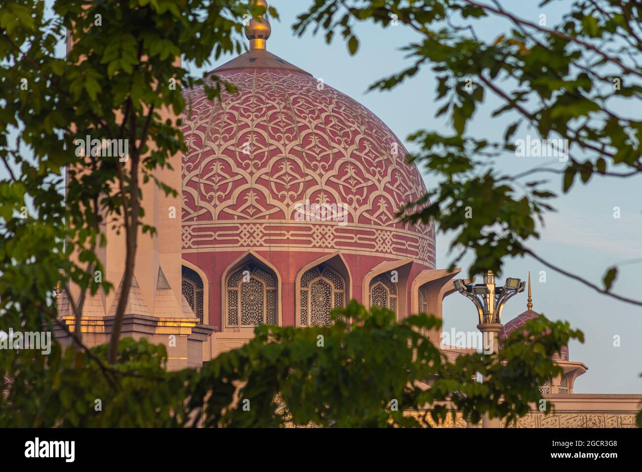 Gros plan sur la mosquée Putra ou Masjid Putra, principale mosquée de Putrajaya Wilaya, Malaisie. Tôt le matin à Putrajaya, Malaisie. Le dôme de l'islami Banque D'Images