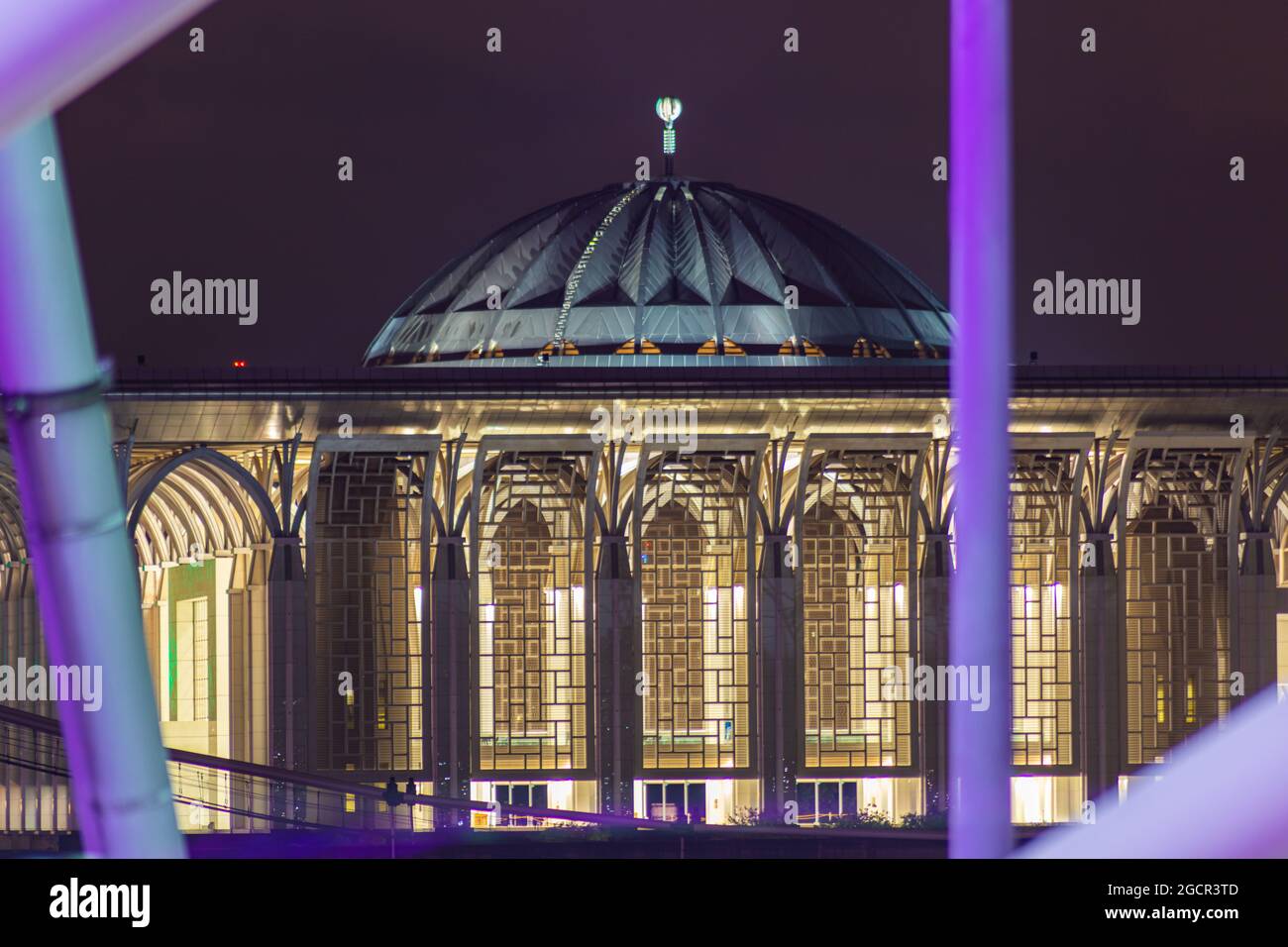 Putrajaya, Malaisie. Mosquée de Putrajaya ou Masjid Tuanku Mizan Zainal Abidin, illuminé la nuit, capturé entre le pilier illuminé de la se Banque D'Images