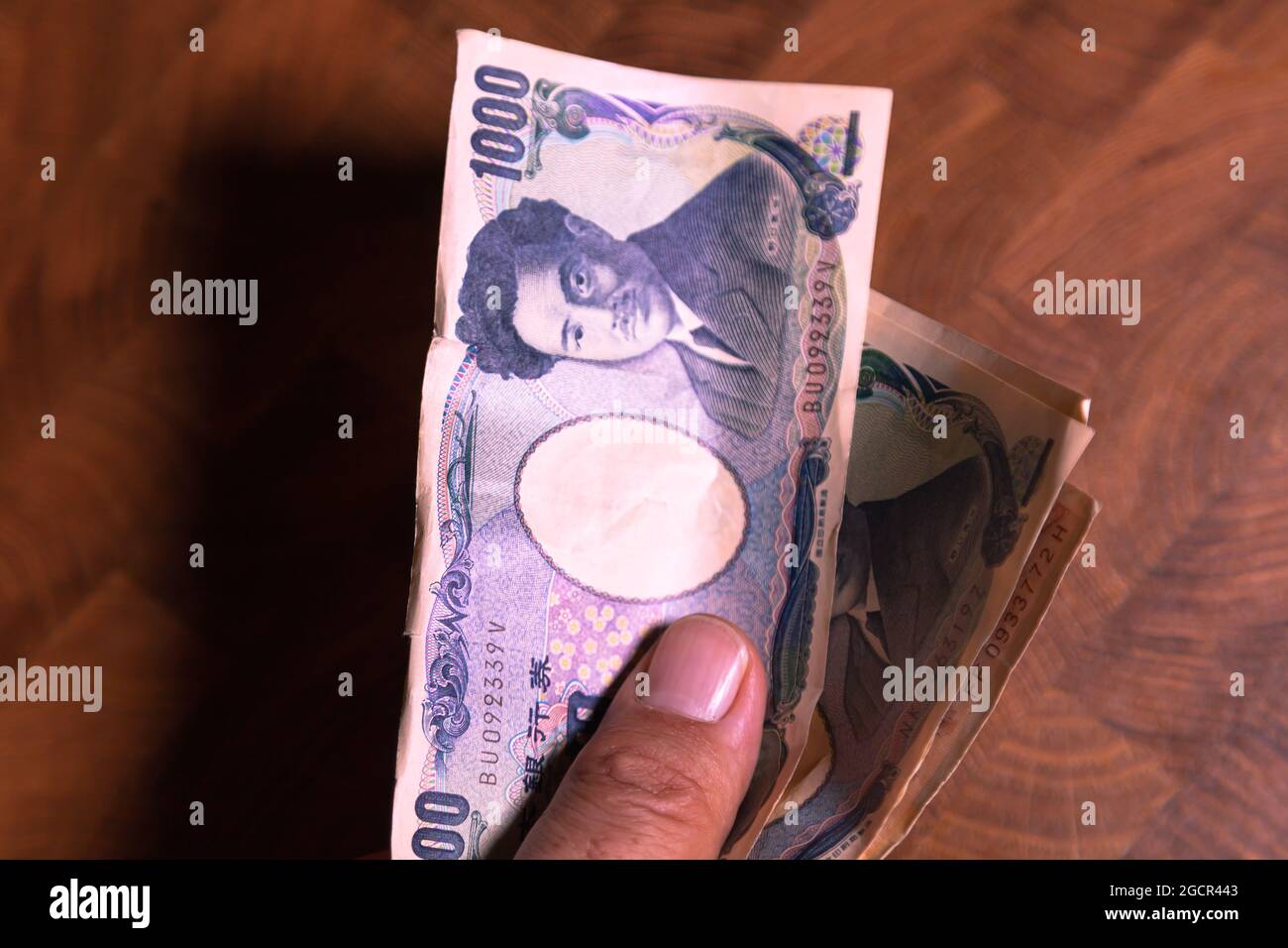 Les mains masculines montrent le yen japonais. Le yen est la monnaie du Japon. Du côté de l'Obverse des billets Hideyo Noguchi, bactériologue du XXe siècle Banque D'Images