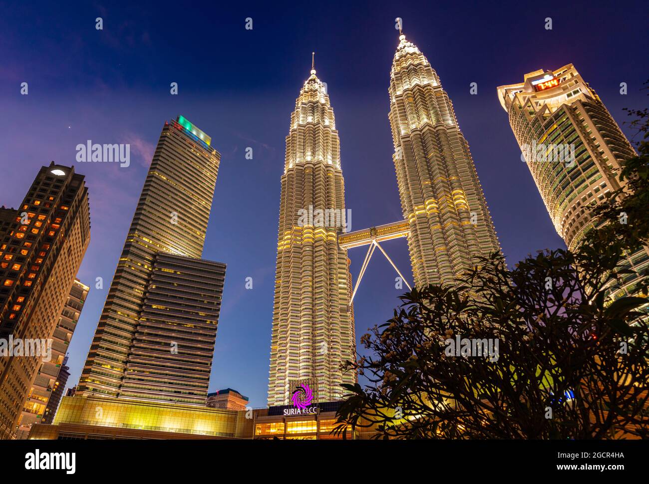 Kuala Lumpur, Malaisie - 28 novembre 2020 : la nuit à la tour Petronas ou à deux tours au cœur de la métropole de l'Asie du Sud-est. Suria KL TOW Banque D'Images