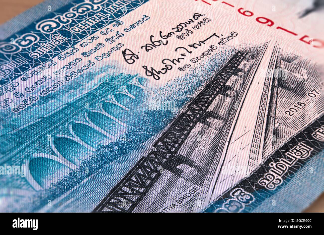 Macro photographie du sri lanka 50 roupies d'argent. Sri Lanka 50 roupies. Proche de la monnaie papier du Sri Lanka. Nouveau et ancien pont de Manampitiya sur le Banque D'Images