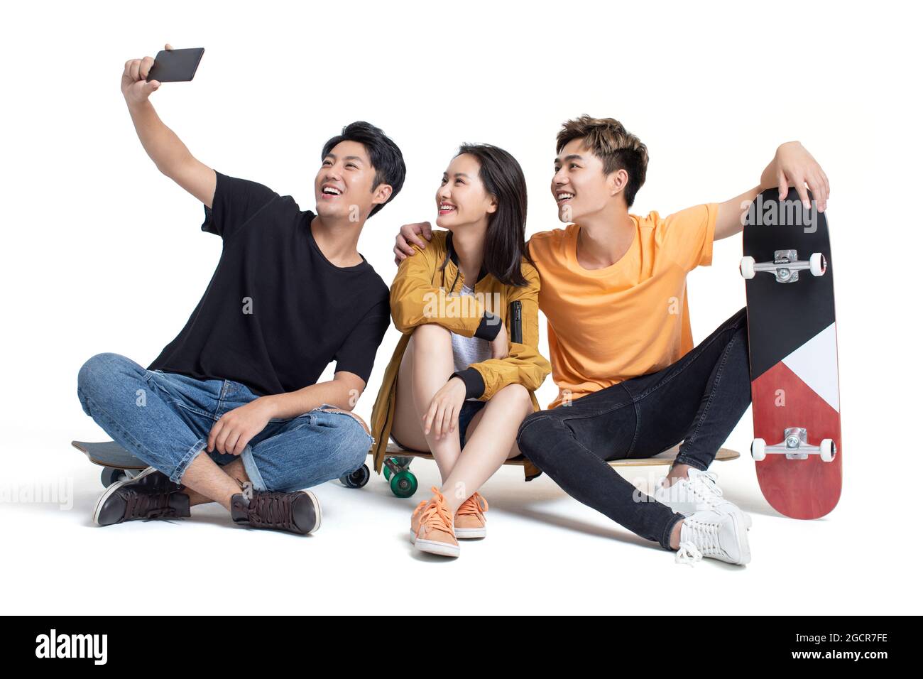 Des jeunes heureux qui apprécient le skateboard Banque D'Images