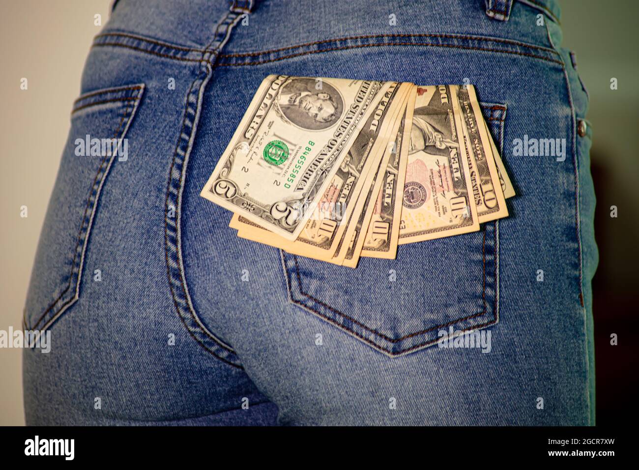 Une collection de dollars américains dans une poche de jeans femelle, peu d'argent de poche, près de 50 dollars. Dollars américains coincés dans la poche de la femme. Le dollar t Banque D'Images