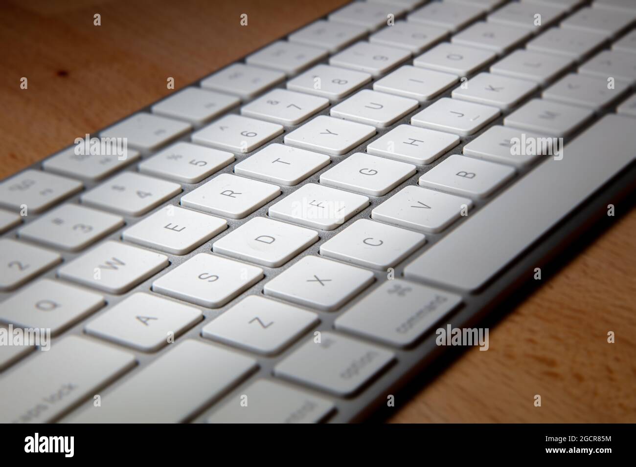 Gros plan d'un clavier blanc en aluminium sur un bureau en bois.  Photographie macro d'un clavier d'ordinateur sans fil. Touches blanches sur  un cadre argenté. Sho détaillé Photo Stock - Alamy