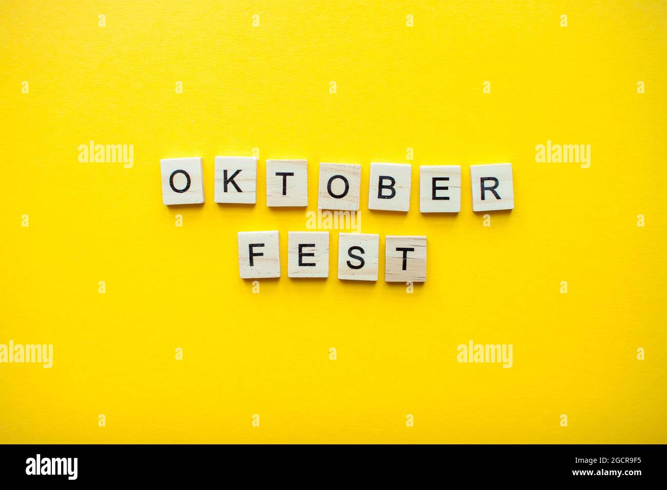 L'inscription octoberfest à partir de blocs de bois sur fond jaune vif Banque D'Images