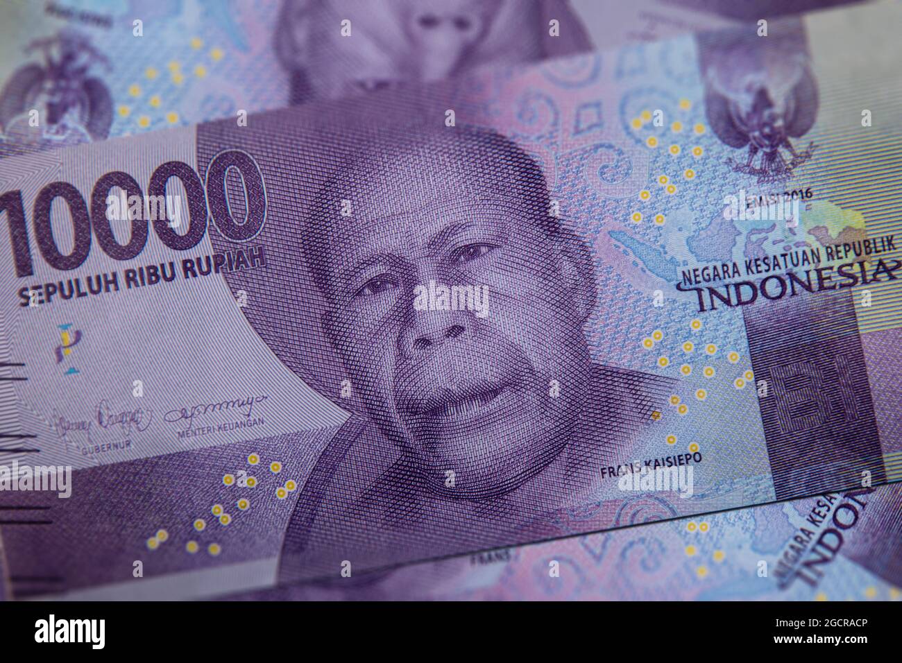 Gros plan des billets indonésiens. La rupiah est la monnaie indonésienne. Voici un tas de 10000 rupias. L'argent de l'indonésie. La rupiah indonésienne l'a très Banque D'Images