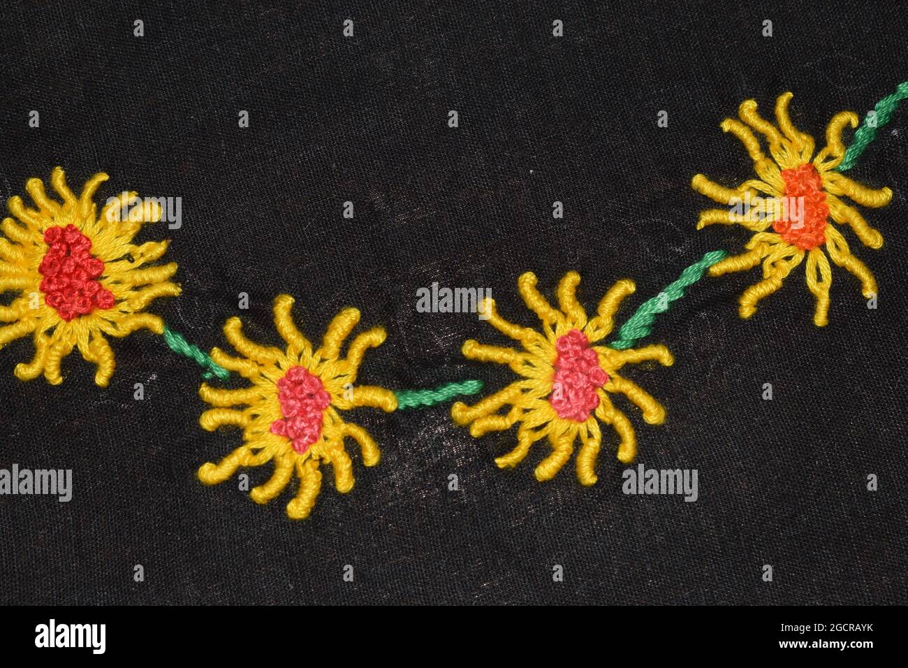 Simple Mexicain et brésilien techniques de broderie mélange main Embroider design, main broderie fleur design, Lazy Daisy Booléen couture avec F. noeud Banque D'Images