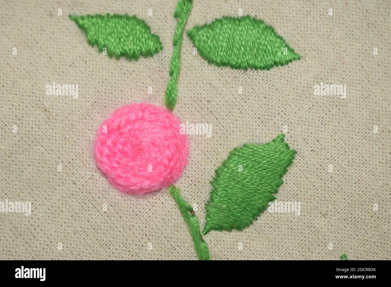 Fleur rose araignée cachée avec feuilles satinées, broderie feuille satinée de couleur verte avec couture de tige et fleur d'esserieur de plaie Banque D'Images