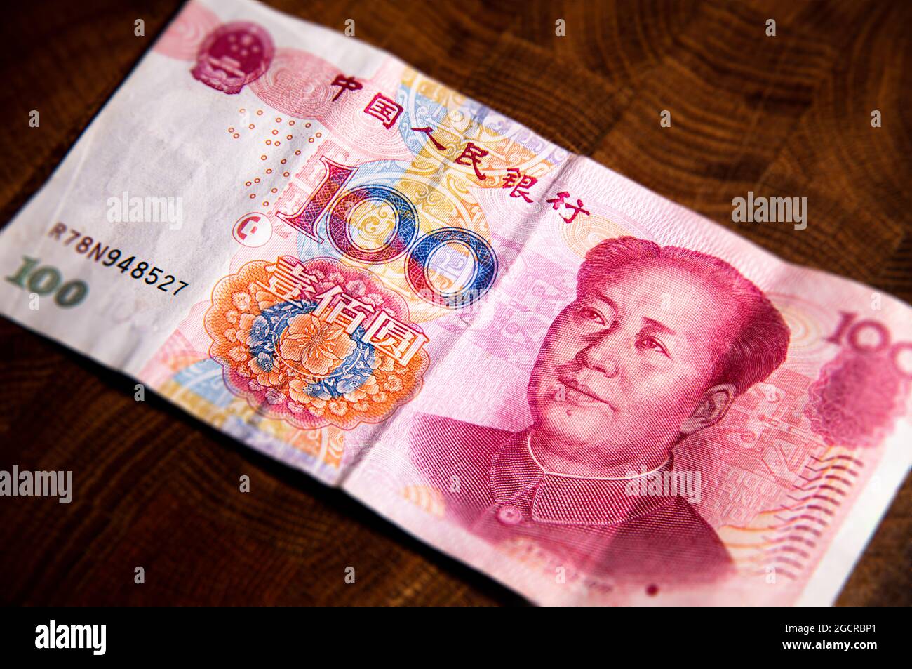 100 renminbi ou yuan chinois ou RMB abrégé, monnaie officielle de la république populaire de chine. Sur le devant le portrait de Mao Zedong, salut Banque D'Images