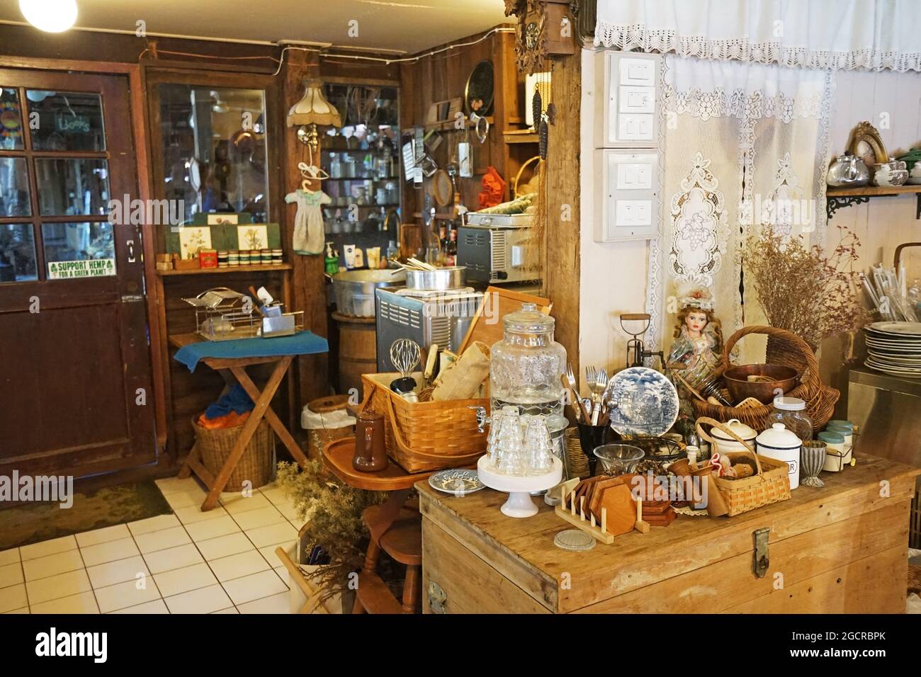 Décoration intérieure et café-bar local et boulangerie décorés de meubles  en bois et de matériel ancien Photo Stock - Alamy
