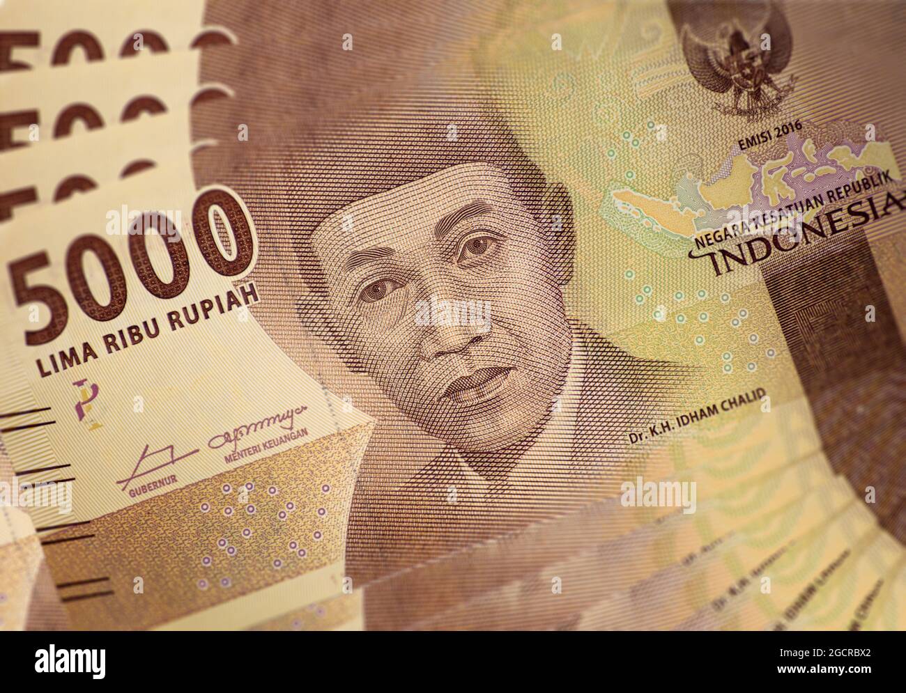 Gros plan des billets indonésiens. La rupiah est la monnaie indonésienne. C'est un bouquet de 5000 rupias. Argent de l'indonésie. Le rupiah indonésien a très l Banque D'Images