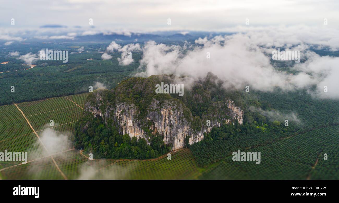 Vue aérienne sur le paysage au rocher de Gua Charas, Pahang, Malaisie, près de la côte est de la Malaisie et de la ville de Kuantan. Le Mala Banque D'Images