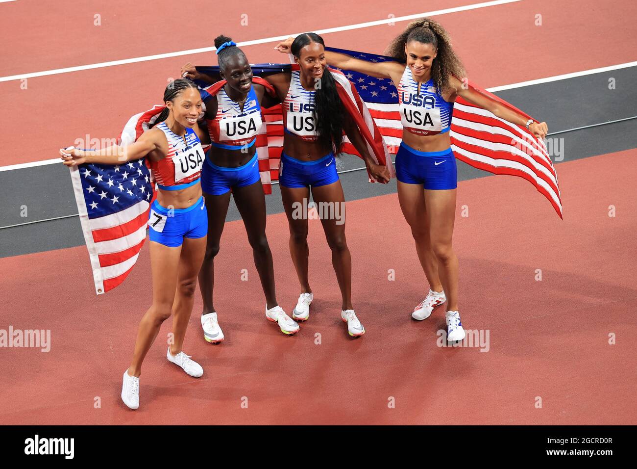 Team USA (USA) célèbre leur médaille d'or à la finale du relais féminin