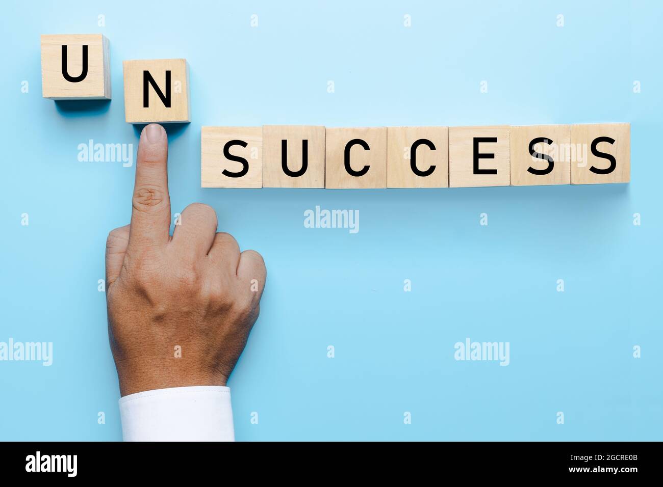 Unsuccess to Success concept, main de l'homme d'affaires pousser le problème et l'obstacle à la réussite des affaires Banque D'Images