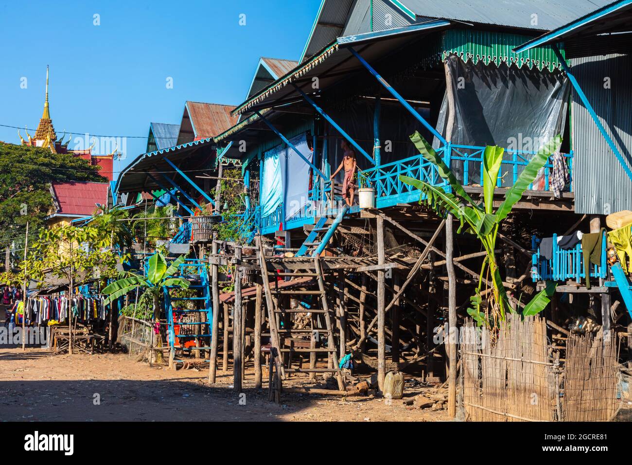 Kampong Phluk Village flottant sur le lac Tonle SAP près de Siem Reap, Cambodge pendant le coucher du soleil. Les maisons de pilotis de la ville flottante. Lieux exotiques Sud EA Banque D'Images