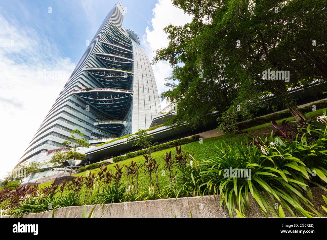 Kuala Lumpur, Malaisie - 11 novembre 2020 : vue sur la tour Bangsar Menara TM, également appelée Tour Telekom. La forme du gratte-ciel rep Banque D'Images